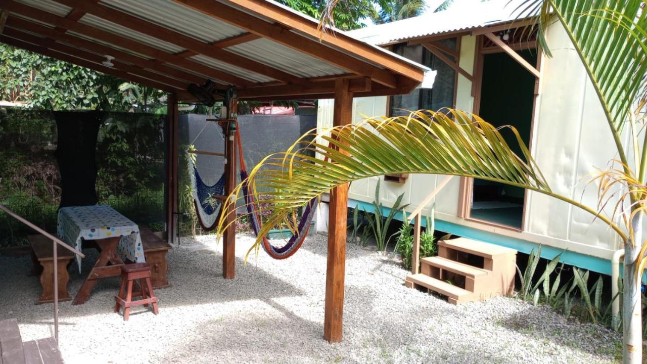Container House Cahuita Hotell Eksteriør bilde