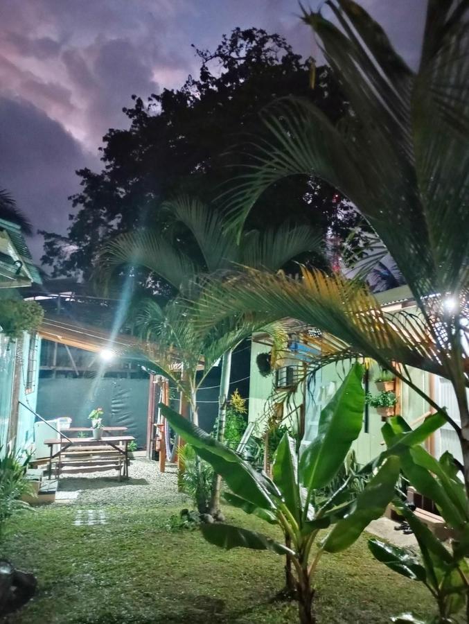 Container House Cahuita Hotell Eksteriør bilde