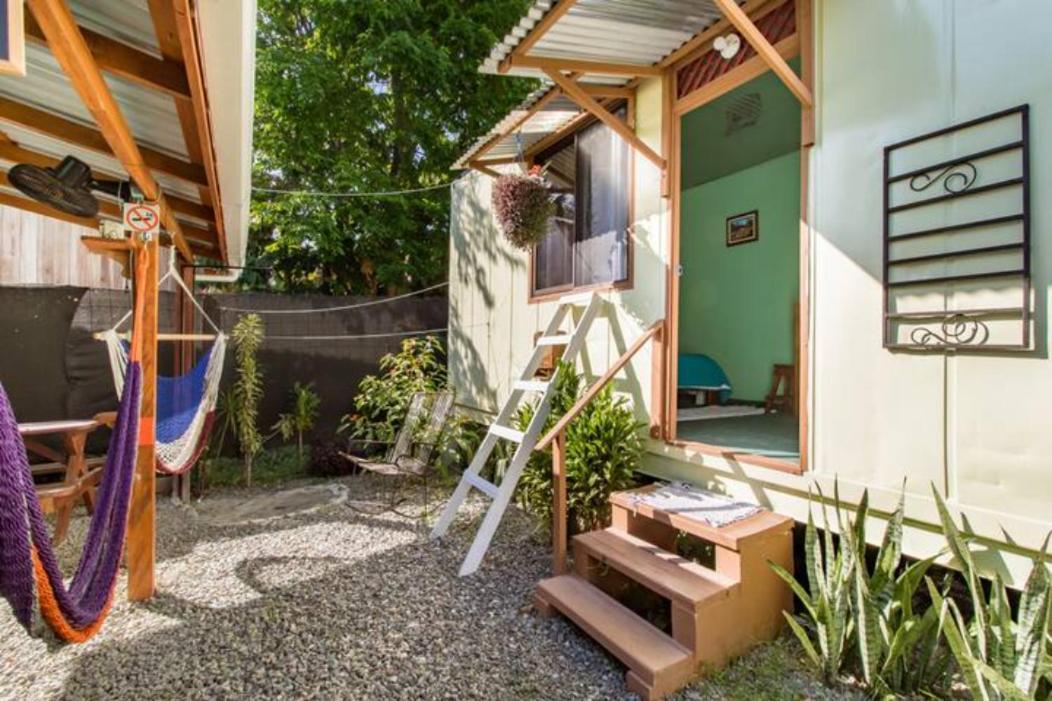 Container House Cahuita Hotell Eksteriør bilde