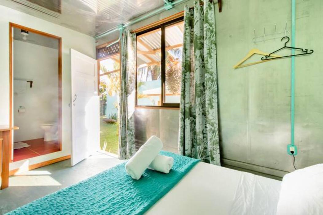 Container House Cahuita Hotell Eksteriør bilde