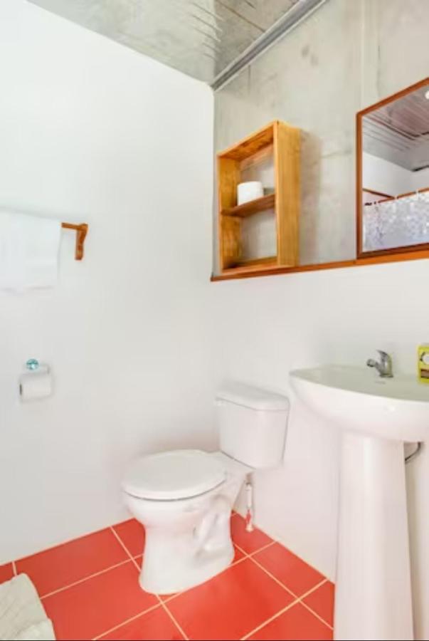 Container House Cahuita Hotell Eksteriør bilde